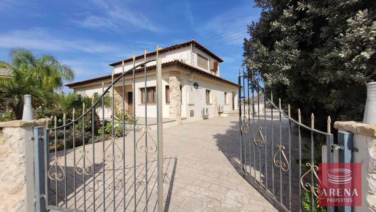 6-5-Bed-villa-in-Paralimni-5841-1