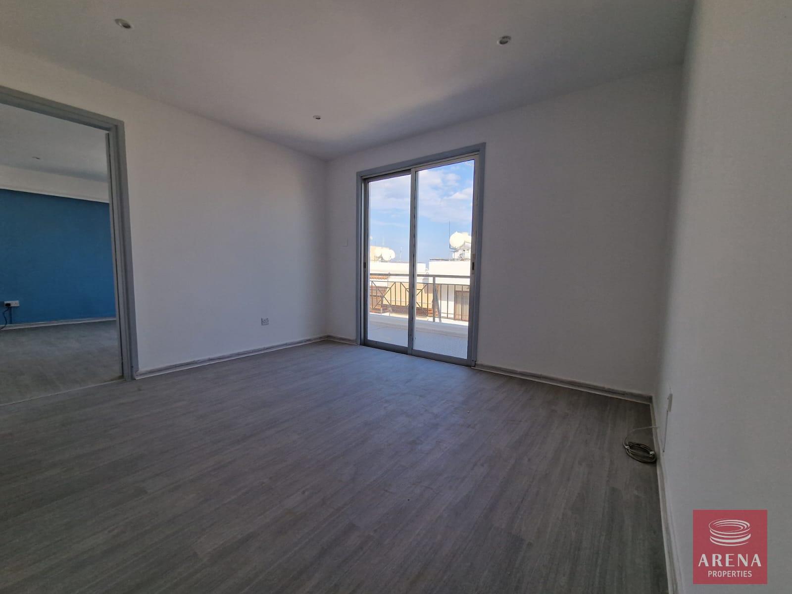 6-APT-IN-DROSHIA-7470