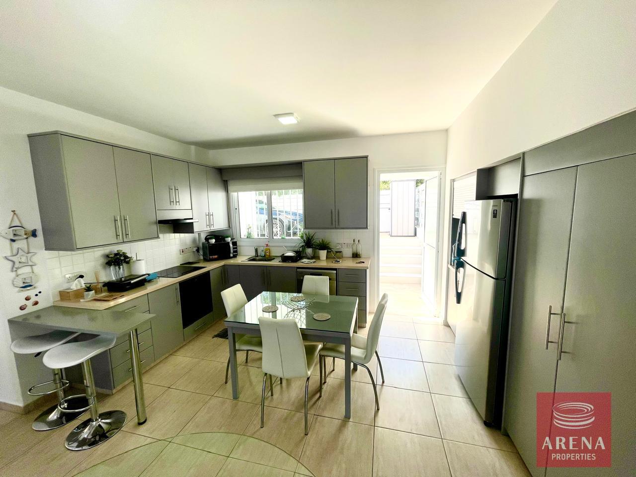 6-APT-IN-PROTARAS-9256