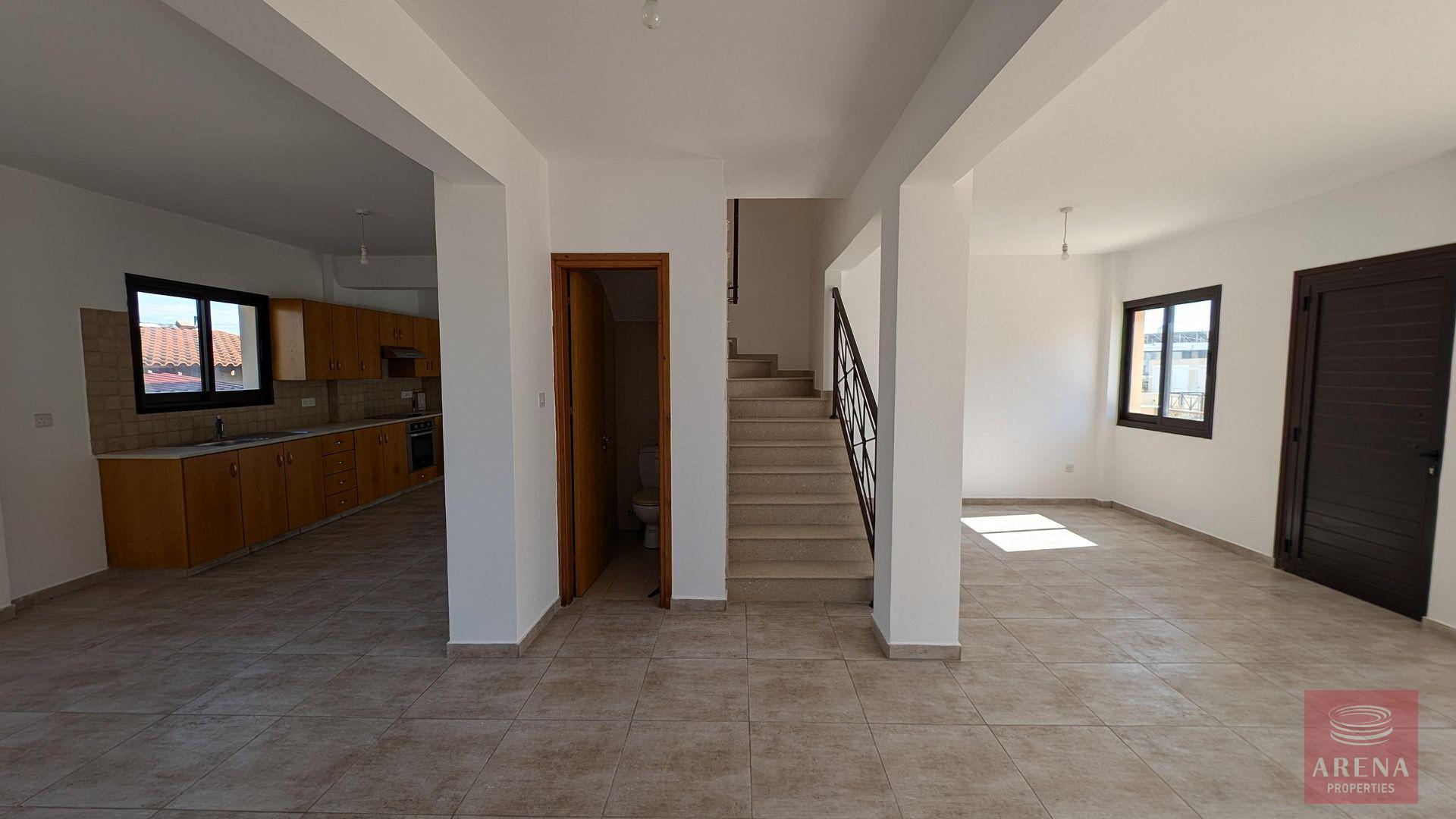 7-3-bed-villa-dromolaxia-9317