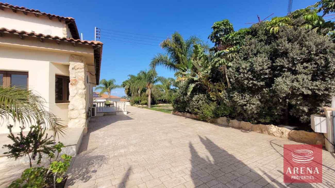7-5-Bed-villa-in-Paralimni-5841-1