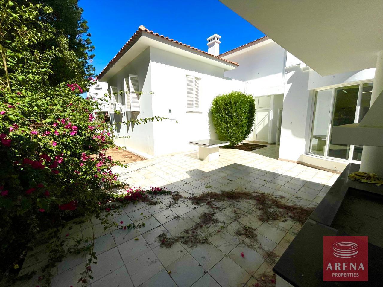 7-VILLA-IN-STROVOLOS-8730