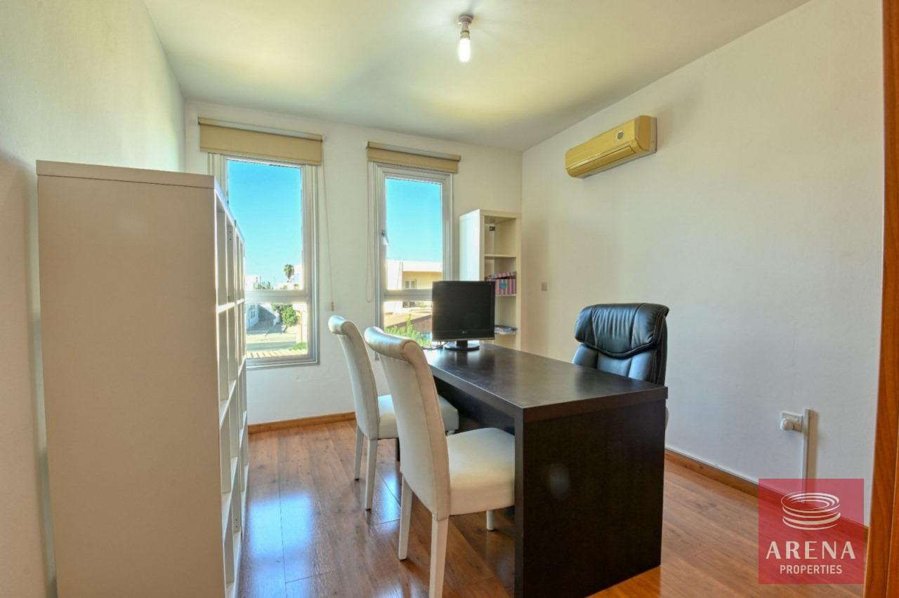 8-3-BED-APT-PARALIMNI-7739