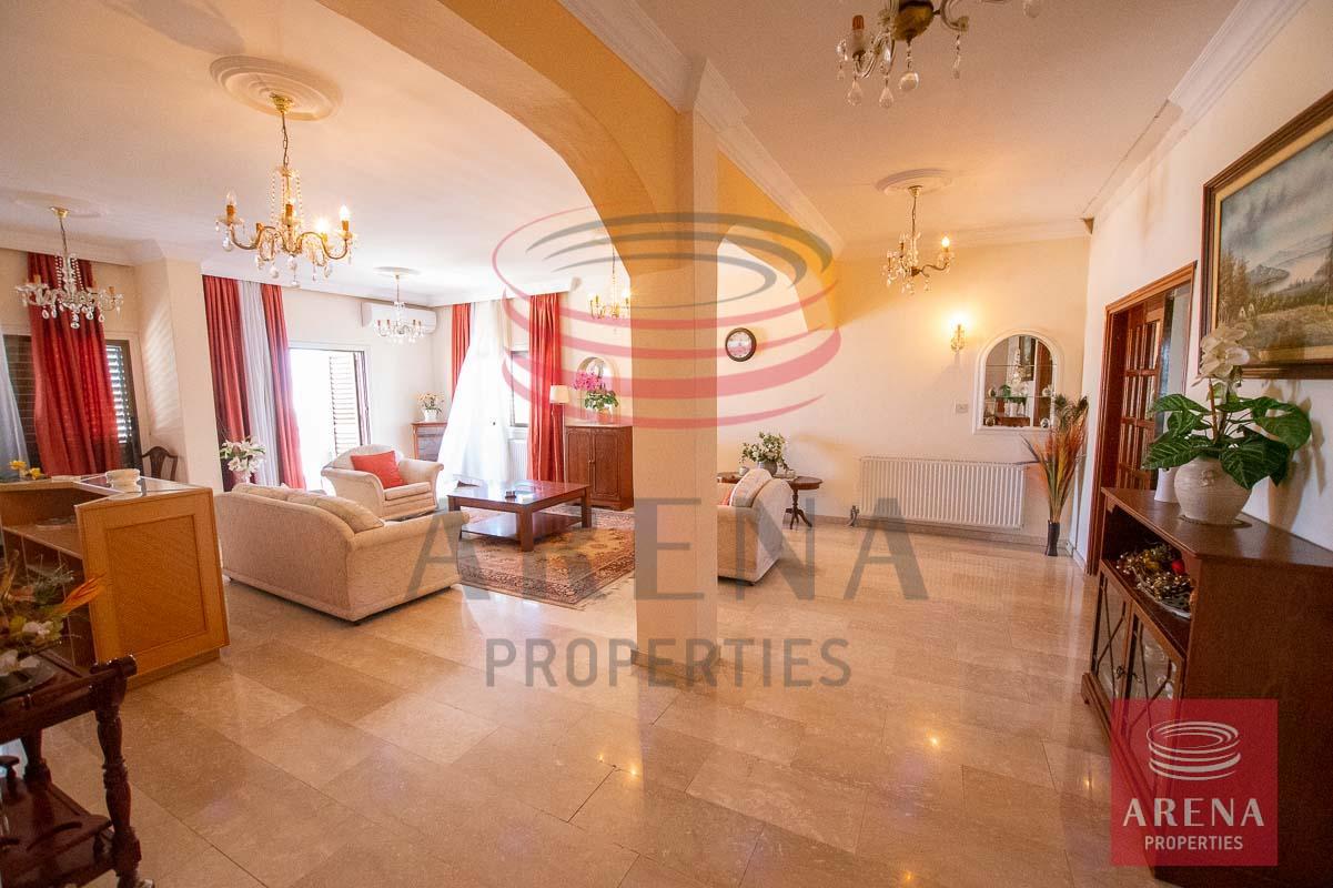 8-3-bed-apt-for-rent-in-paralimni-5671