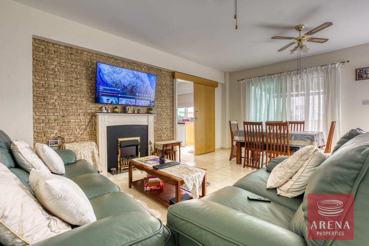 8-3-bed-apt-in-paralimni-8405