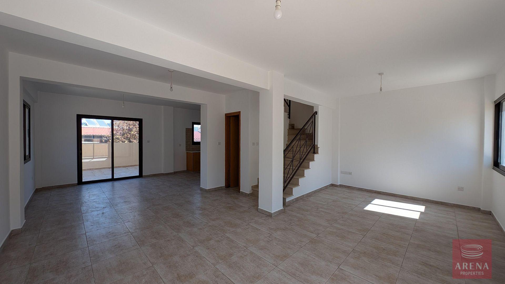 8-3-bed-villa-dromolaxia-9317