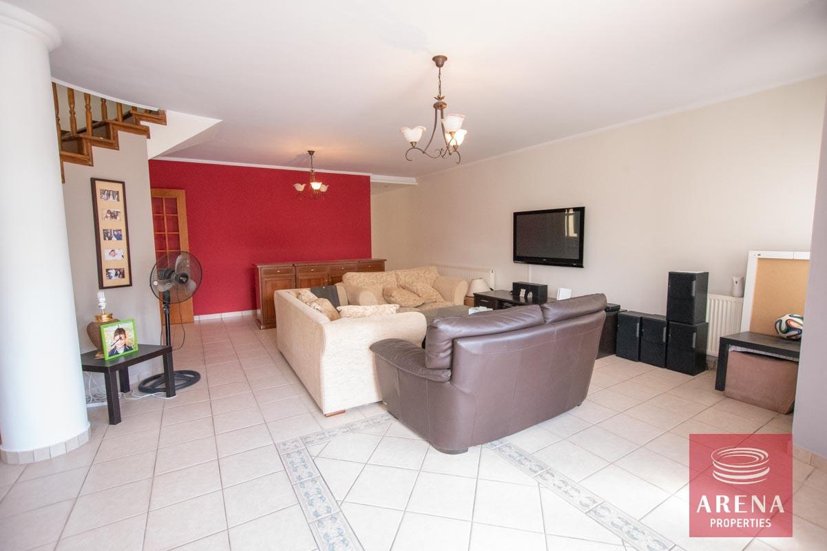 8-4-bed-villa-in-Aradippou-6040-1