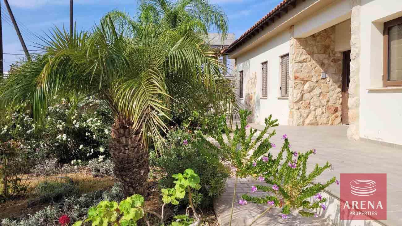8-5-Bed-villa-in-Paralimni-5841-1