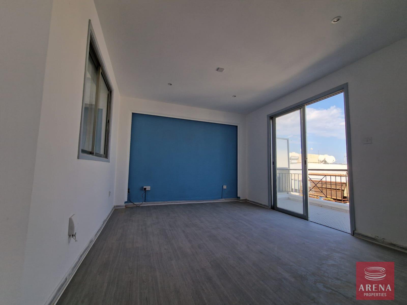 8-APT-IN-DROSHIA-7470