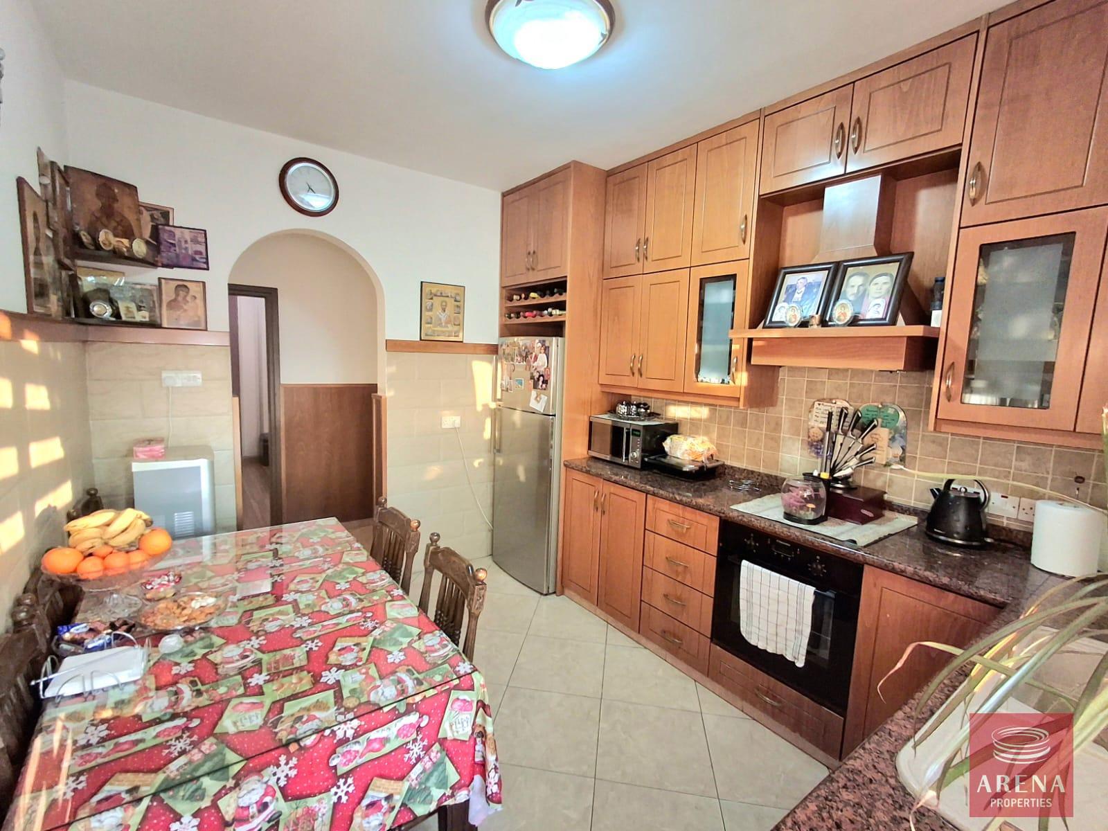 8-APT-IN-LARNACA-9173