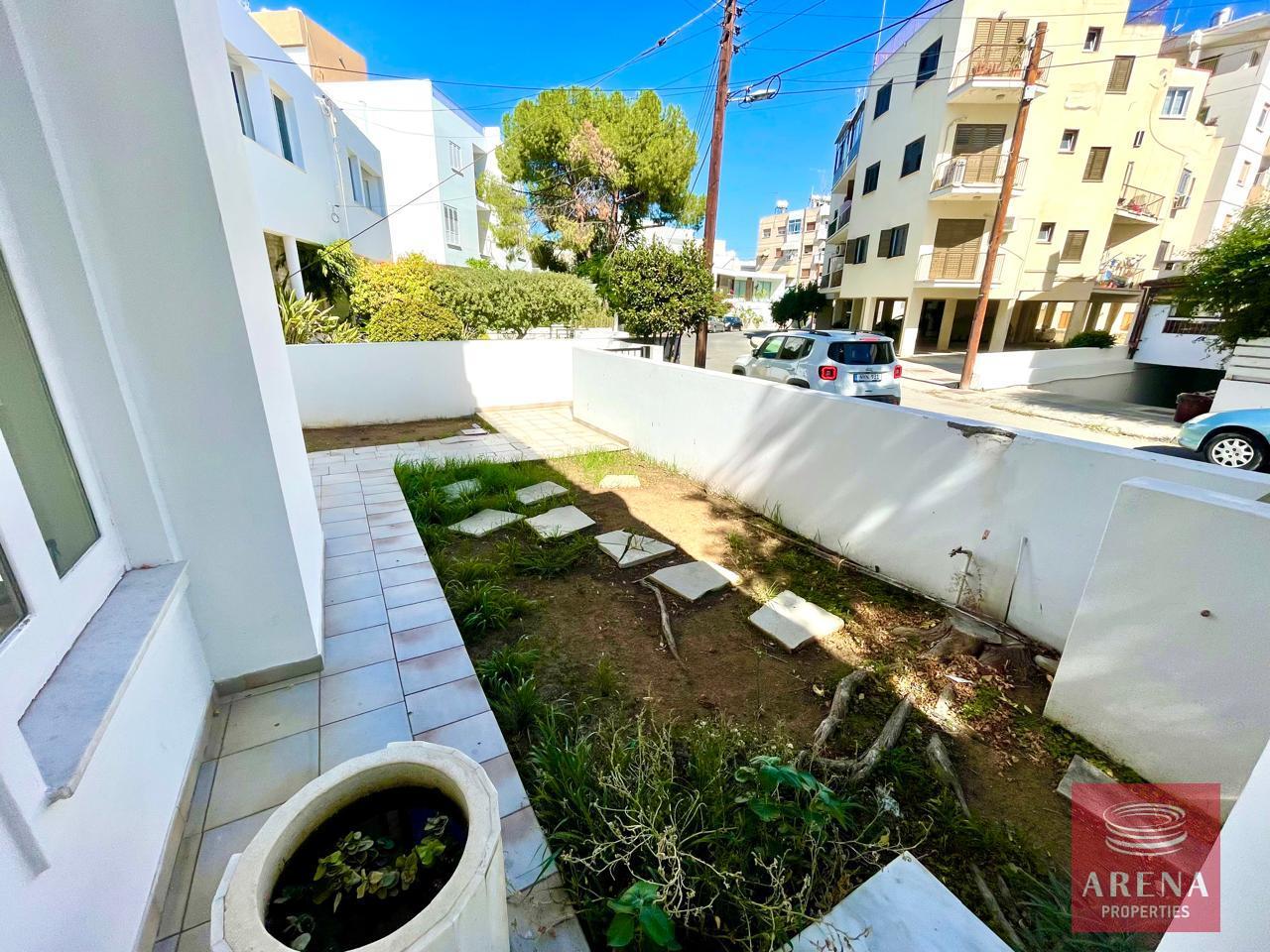 8-VILLA-IN-STROVOLOS-8730