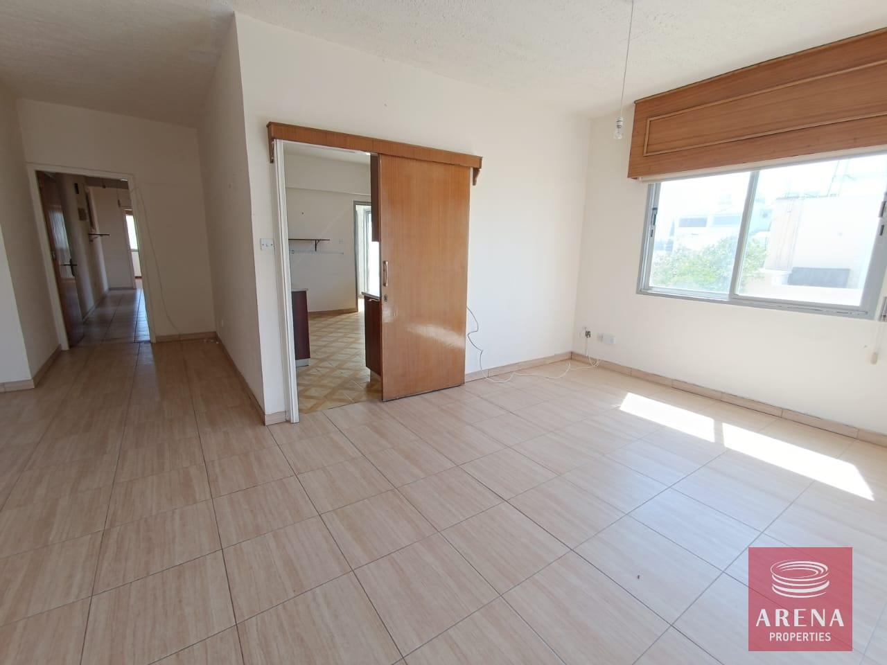 9-3-BED-APT-LARNACA-8542