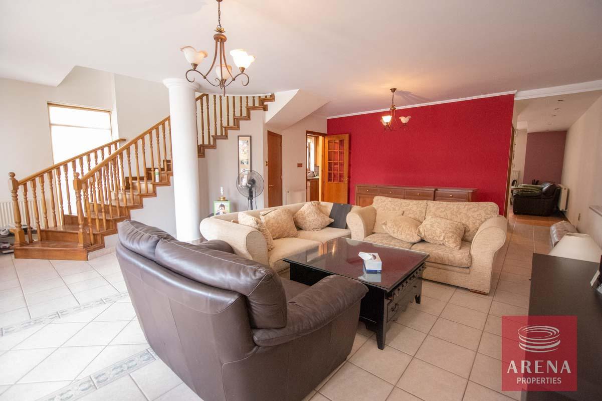9-4-bed-villa-in-Aradippou-6040-1