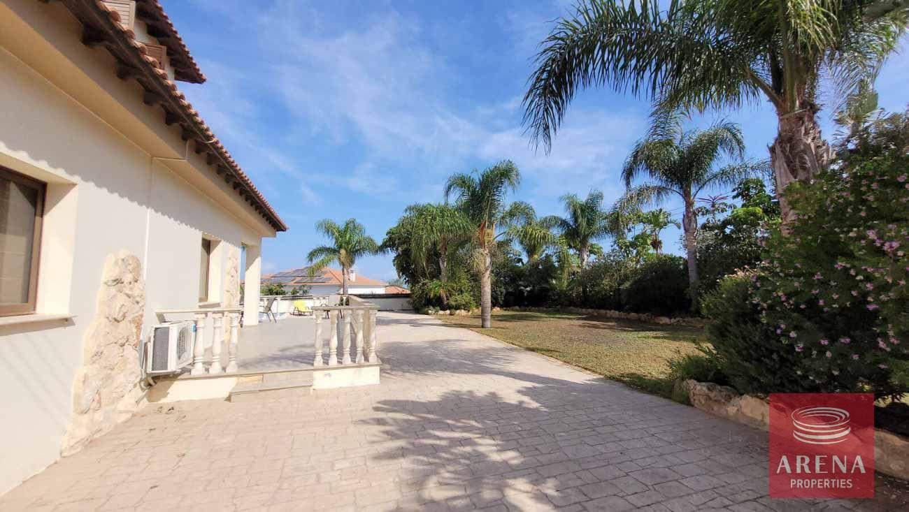 9-5-Bed-villa-in-Paralimni-5841-1