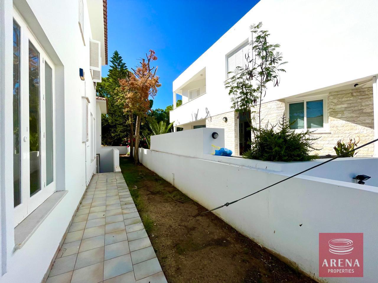 9-VILLA-IN-STROVOLOS-8730