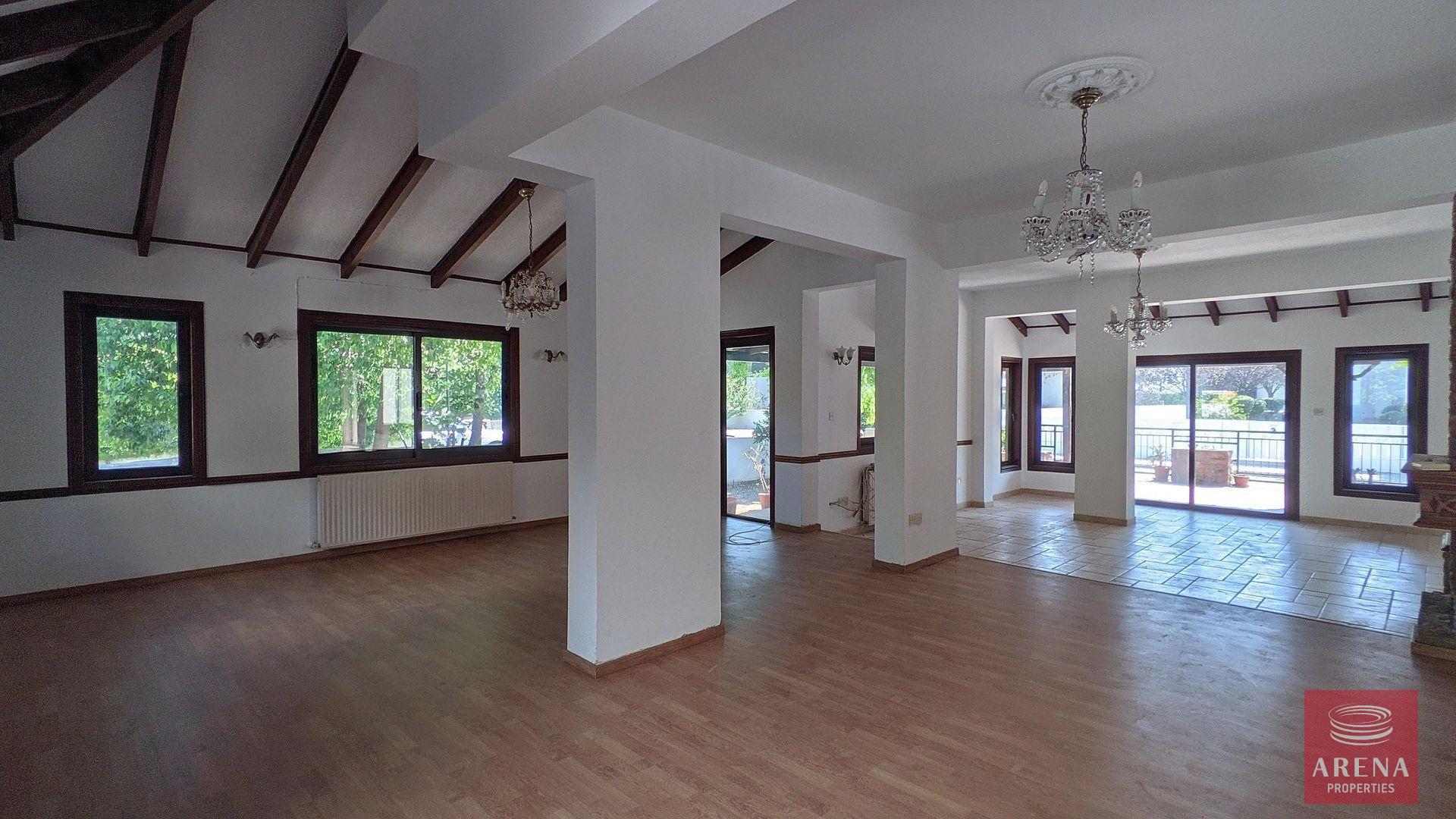 9-villa-in-oroklini-8660